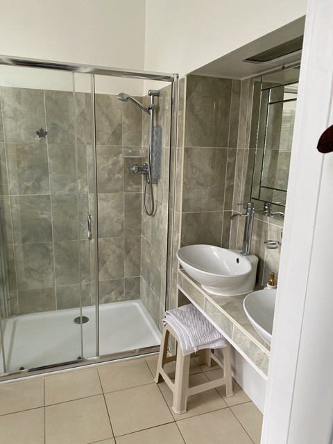 Milton Lodge ensuite